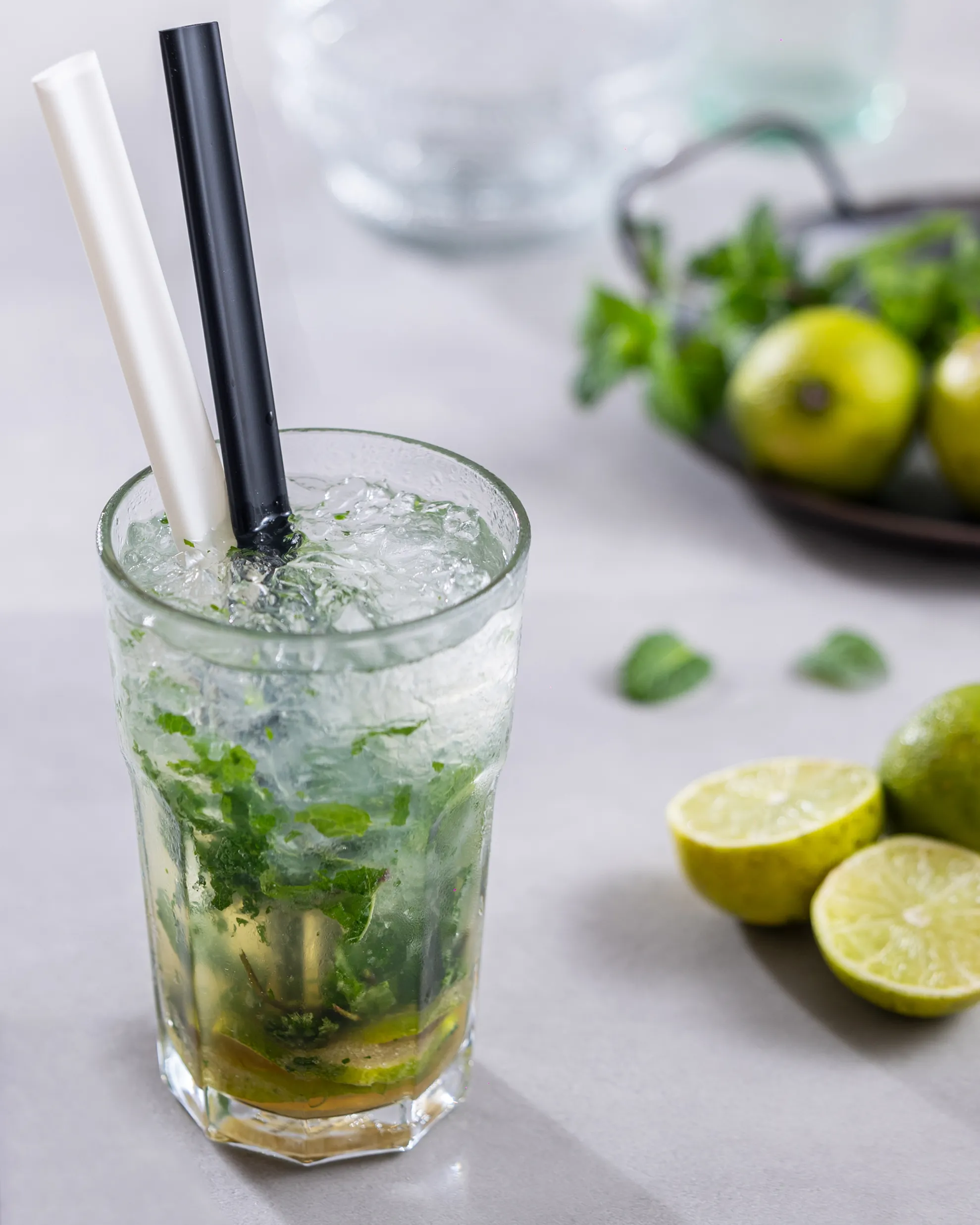 La nuova cannuccia esposta in un cocktail